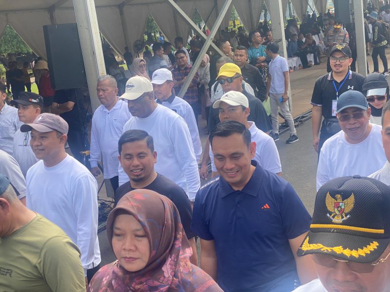 Walikota dan wakil walikota Parepare terpilih, Tasming Hamid dan hermanto  yang mengenakan kaos berwarna hitam sedang berjalan kaki bersama dengan lainnya dalam rangka  mengikuti gladi kotor jelang pelantikan 20 Februari nanti di istana negara Jakarta