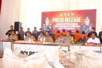 Kapolda Sulawesi Selatan, Irjen Pol. Yudhiawan, memimpin langsung Konferensi Pers pengungkapan kasus tindak pidana Narkoba dan penyalahgunaan Pupuk Bersubsidi di Mako Polres Sidrap pada Rabu (19/02/25). 