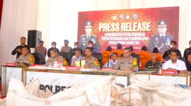 Kapolda Sulawesi Selatan, Irjen Pol. Yudhiawan, memimpin langsung Konferensi Pers pengungkapan kasus tindak pidana Narkoba dan penyalahgunaan Pupuk Bersubsidi di Mako Polres Sidrap pada Rabu (19/02/25). 