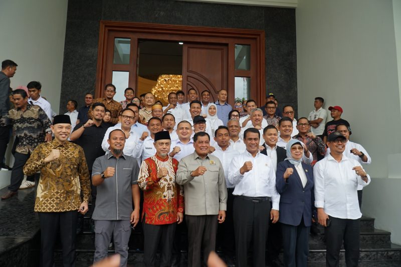 Suasana ramah tama di rumah Mentan Amran Sulaeman bersama dengan kepala daerah terpilih asal Sulawesi Selatan, Gubernur dan Wakil