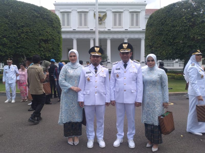 Tasming Hamid dan Hermanto bersama dengan istri usai mengikuti prosesi pelantikan serentak kepala daerah se-Indonesia yang berlangsung khidmat di Istana Kepresidenan, Jakarta, Kamis, 20 Februari 2025.