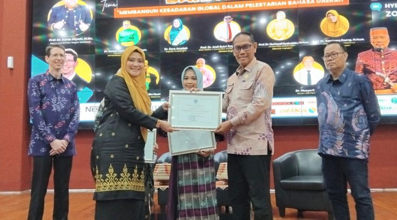 Wali Kota Parepare diwakili Kepala Dinas Pendidikan dan Kebudayaan Parepare, Makmur menerima  penghargaan yang mencatat sejarah sebagai penghargaan pertama yang diterima Wali Kota Tasming Hamid di era kepemimpinannya. 