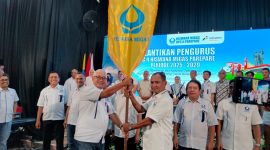 (Kiri) H. Syamsu Alang Sattung, sebagai ketua Dimisioner, menyerahkan petaka kepada ketua yang baru terpilih H, Ibrahim Mukti (Kanan) 