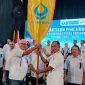 (Kiri) H. Syamsu Alang Sattung, sebagai ketua Dimisioner, menyerahkan petaka kepada ketua yang baru terpilih H, Ibrahim Mukti (Kanan) 