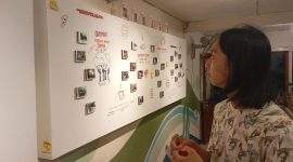 Pengunjung melihat pameran napak tilas dalam rangka HUT ke-8 Gudmud Coffee & Roastery 