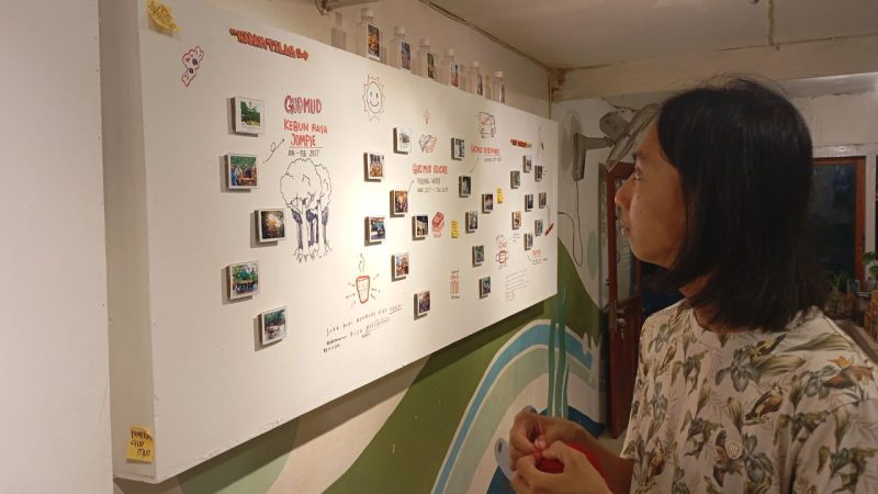 Pengunjung melihat pameran napak tilas dalam rangka HUT ke-8 Gudmud Coffee & Roastery 