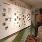 Pengunjung melihat pameran napak tilas dalam rangka HUT ke-8 Gudmud Coffee & Roastery 