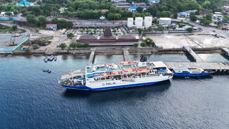 Salah satu armada PT Pelni bersandar di salah pelabuhan di Indonesia