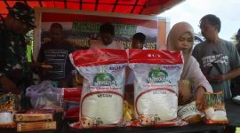 Produk pangan Bulog cabang Parepare dipajang Bazar murah pada dalam rangka pembukaan TMMD ke-123 Kodim 1405 Parepare di kabupaten Barru, Sulsel