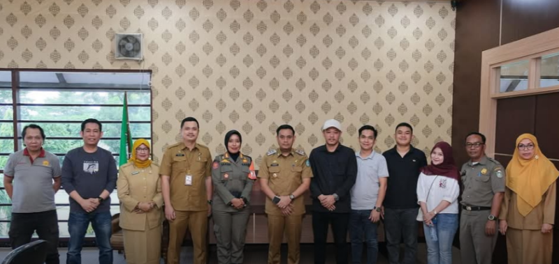 Foto bersama pengurus Persatuan Olahraga Biliar Seluruh Indonesia (POBSI) Cabang Parepare, Sulsel dengan Wakil Wali Kota Parepare, Hermanto, usai audiensi