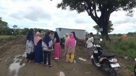 Warga mendatangi lokasi proyek pembangunan perumahan melakukan penolakan atas pembangunan tersebut