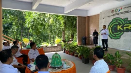 Sekretaris Daerah kota Parepare, Sulsel, Muhammad Husni Syam, memberikan sambutan dalam kegiatan penyerahan bantuan 1 unit Kendaraan Operasional Pengangkutan Sampah dari PT Barito Wind Energy, anak perusahaan PT Barito Renewables Energy Tbk