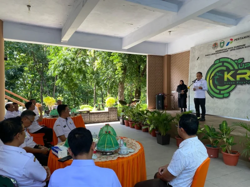 Sekretaris Daerah kota Parepare, Sulsel, Muhammad Husni Syam, memberikan sambutan dalam kegiatan penyerahan bantuan 1 unit Kendaraan Operasional Pengangkutan Sampah dari PT Barito Wind Energy, anak perusahaan PT Barito Renewables Energy Tbk