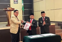 (Kiri) Penjabat wali kota Abdul Hayat Gani menyerahkan dokumen kepada Walikota yang baru Tasming Hamid dalam serah terima jabatan (Sertijab)