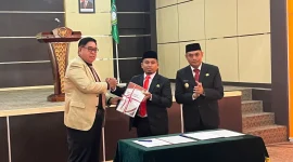 (Kiri) Penjabat wali kota Abdul Hayat Gani menyerahkan dokumen kepada Walikota yang baru Tasming Hamid dalam serah terima jabatan (Sertijab)