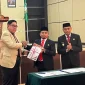 (Kiri) Penjabat wali kota Abdul Hayat Gani menyerahkan dokumen kepada Walikota yang baru Tasming Hamid dalam serah terima jabatan (Sertijab)