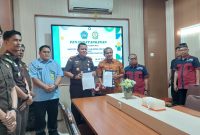 Kepala Kejaksaan Negeri Parepare Abdillah, S.H.,M.H (kiri) dan Rektor IAS, Prof. Dr. Bakhtiar Tijjang, M.M.,M.H lakukan penandatanganan MoU