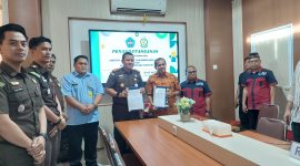 Kepala Kejaksaan Negeri Parepare Abdillah, S.H.,M.H (kiri) dan Rektor IAS, Prof. Dr. Bakhtiar Tijjang, M.M.,M.H lakukan penandatanganan MoU