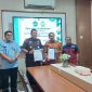 Kepala Kejaksaan Negeri Parepare Abdillah, S.H.,M.H (kiri) dan Rektor IAS, Prof. Dr. Bakhtiar Tijjang, M.M.,M.H lakukan penandatanganan MoU