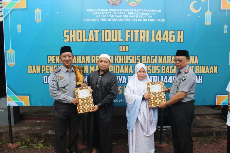 Kalapas menyerahkan SK Menteri Imigrasi Dan Pemasyarakatan RI Tentang Remisi Khusus Hari Raya kepada perwakilan Narapidana, usai pelaksanaan salat Sholat Idul Fitri 1446 H / 2025 di halaman Lapas IIA Parepare.