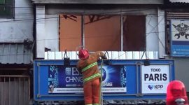Petugas Damkar Parepare saat sedang memadamkan api di Toko Paris