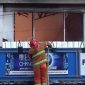 Petugas Damkar Parepare saat sedang memadamkan api di Toko Paris
