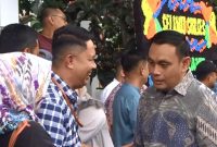 Wawli Hermanto mengenakan batik disambut hangat oleh warga saat tiba di Rujab wawali