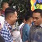 Wawli Hermanto mengenakan batik disambut hangat oleh warga saat tiba di Rujab wawali