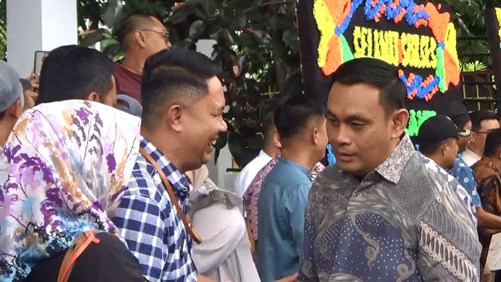 Wawli Hermanto mengenakan batik disambut hangat oleh warga saat tiba di Rujab wawali