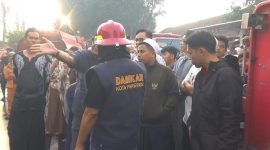 Wali Kota Parepare, Tasming Hamid, (Jaket coklat berlambang garuda) langsung turun ke lokasi kebakaran di Jalan Andi Makkasau, kota Parepare, Sulawesi selatan (SULSEL). Senin, 3 Maret 2025