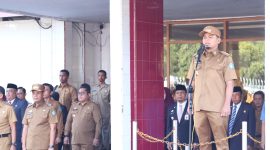 Walikota Tasming Hamid saat memimpin apel perdana mereka di lapangan upacara Kantor Sekretariat Daerah Kota Parepare, Sulawesi selatan (SULSEL). Senin, 3 Maret 2025
