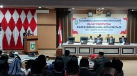 Wali kota Tasming Hamid yang didampingi wakilnya Hermanto P, saat memberikan pidato sambutan dalam rapat paripurna DPRD Parepare, senin (3/3/2025)