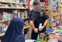 Petugas Bea Cukai Parepare saat melakukan pemeriksaan rokok dalam pemberantasan rokok ilegal rugikan negara