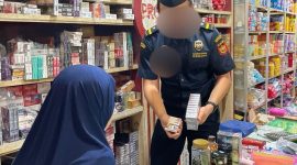 Petugas Bea Cukai Parepare saat melakukan pemeriksaan rokok dalam pemberantasan rokok ilegal rugikan negara
