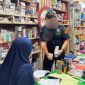 Petugas Bea Cukai Parepare saat melakukan pemeriksaan rokok dalam pemberantasan rokok ilegal rugikan negara