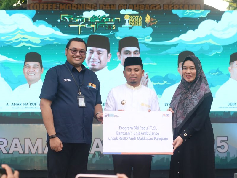 Pimpinan Cabang BRI Parepare menyerahkan bantuan satu unit ambulans kepada Pemerintah kota Parepare dan diserahkan kepada Direktur RSUD Andi Makkasau kota Parepare