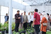 Wakil Wali Kota Parepare, Sulawesi selatan (Sulsel) Hermanto, meninjau pelaksanaan Pasar Tani yang digelar di halaman Kantor Dinas Pertanian, Kelautan, dan Perikanan (PKP) Kota Parepare