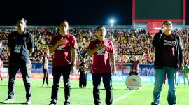 Walikota Parepare Tasming Hamid dan Wakilnya Hermanto P keduanya mengenakan jersey PSM (Kiri) bersama dengan walikota  Makassar Munafri Arifuddin (kanan) mantan Menejer PSM Makassar