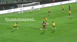 Pemain PSM Makassar menyerang pertahanan Persebaya Surabaya pada lanjutan liga 1 pekan ke-26 di stadion Bj Habibie kota Parepare, Jumat, 7 Maret 2025