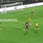 Pemain PSM Makassar menyerang pertahanan Persebaya Surabaya pada lanjutan liga 1 pekan ke-26 di stadion Bj Habibie kota Parepare, Jumat, 7 Maret 2025