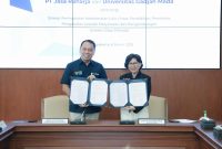 Direktur Utama PT Jasa Raharja Rivan A. Purwantono (Kiri) dan Rektor UGM Prof. dr. Ova Emilia, M.Med.Ed., Sp.OG(K)., Ph.D.  (kanan), keduanya sepakat menandatangani Nota Kesepahaman (MoU) tentang Sinergi Peningkatan Keselamatan Lalu Lintas, Pendidikan, Penelitian, Pengabdian Kepada Masyarakat dan Pengembangan Sumber Daya Manusia. 