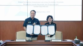 Direktur Utama PT Jasa Raharja Rivan A. Purwantono (Kiri) dan Rektor UGM Prof. dr. Ova Emilia, M.Med.Ed., Sp.OG(K)., Ph.D.  (kanan), keduanya sepakat menandatangani Nota Kesepahaman (MoU) tentang Sinergi Peningkatan Keselamatan Lalu Lintas, Pendidikan, Penelitian, Pengabdian Kepada Masyarakat dan Pengembangan Sumber Daya Manusia. 