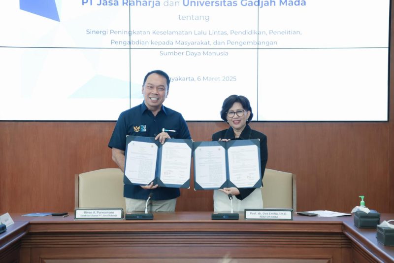 Direktur Utama PT Jasa Raharja Rivan A. Purwantono (Kiri) dan Rektor UGM Prof. dr. Ova Emilia, M.Med.Ed., Sp.OG(K)., Ph.D.  (kanan), keduanya sepakat menandatangani Nota Kesepahaman (MoU) tentang Sinergi Peningkatan Keselamatan Lalu Lintas, Pendidikan, Penelitian, Pengabdian Kepada Masyarakat dan Pengembangan Sumber Daya Manusia. 