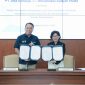Direktur Utama PT Jasa Raharja Rivan A. Purwantono (Kiri) dan Rektor UGM Prof. dr. Ova Emilia, M.Med.Ed., Sp.OG(K)., Ph.D.  (kanan), keduanya sepakat menandatangani Nota Kesepahaman (MoU) tentang Sinergi Peningkatan Keselamatan Lalu Lintas, Pendidikan, Penelitian, Pengabdian Kepada Masyarakat dan Pengembangan Sumber Daya Manusia. 