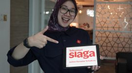Seorang karyawan Telkomsel memperlihatkan promo di Telkomsel siaga