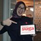 Seorang karyawan Telkomsel memperlihatkan promo di Telkomsel siaga