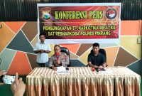 Kapolres Pinrang saat memimpin konferensi pers didampingi Plt. Kasat Narkoba, Iptu Adityatama Firmansyah terkait pengungkapan kasus penyelundupan sabu