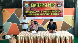 Kapolres Pinrang saat memimpin konferensi pers didampingi Plt. Kasat Narkoba, Iptu Adityatama Firmansyah terkait pengungkapan kasus penyelundupan sabu