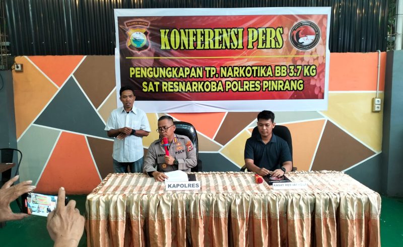 Kapolres Pinrang saat memimpin konferensi pers didampingi Plt. Kasat Narkoba, Iptu Adityatama Firmansyah terkait pengungkapan kasus penyelundupan sabu