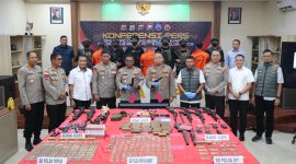 Suasana saat konferensi pers terkait keberhasilan Satgas Damai Cartenz 2025 membongkar jaringan pemasok senjata api dan amunisi untuk Kelompok Kriminal Bersenjata (KKB) yang beroperasi lintas provinsi